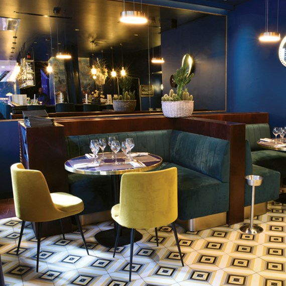 Banquette lounge LEAN, pour bar et salon ou la maison, piétement chêne  massif huilé ou teinté noir, assise tissu avec coussin.